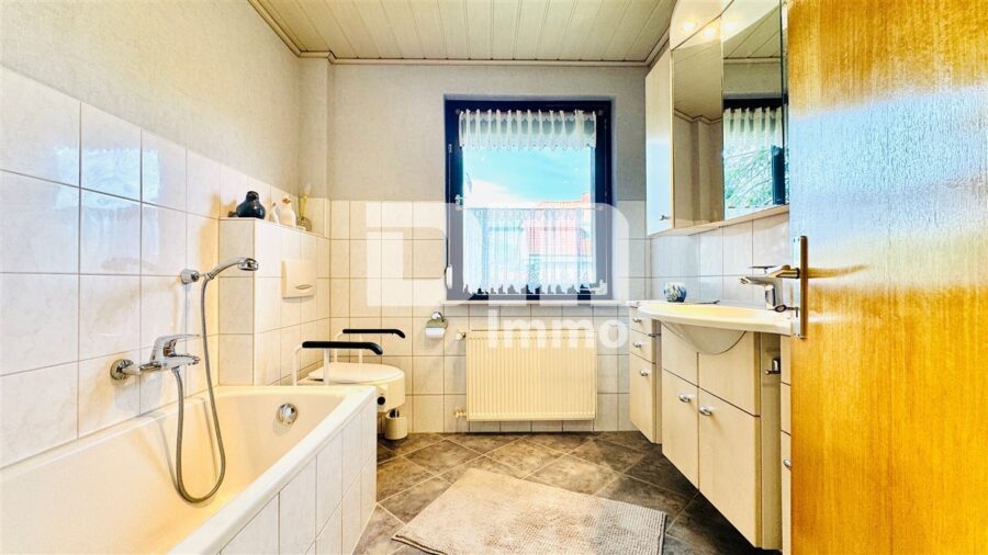 Solide Doppelhaushälfte mit viel Potenzial, Wintergarten und schönem Garten in beliebter Lage - OG Bad / Wanne